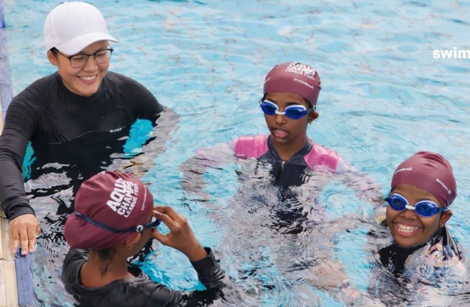 Swimin12 coach teaching young children to learn to swim