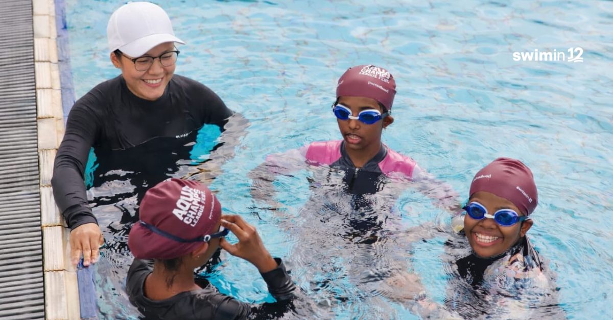 Swimin12 coach teaching young children to learn to swim